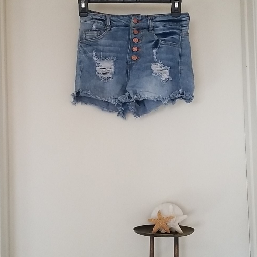 DISTRESSED DENIM SHORT.